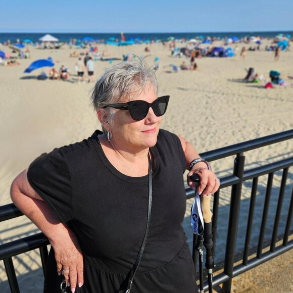 The GOLDEN PEAR Shop Posher - Picture 2 of 2